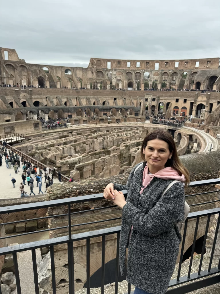 Colosseum Roma văzut din interior într-o zi însorită