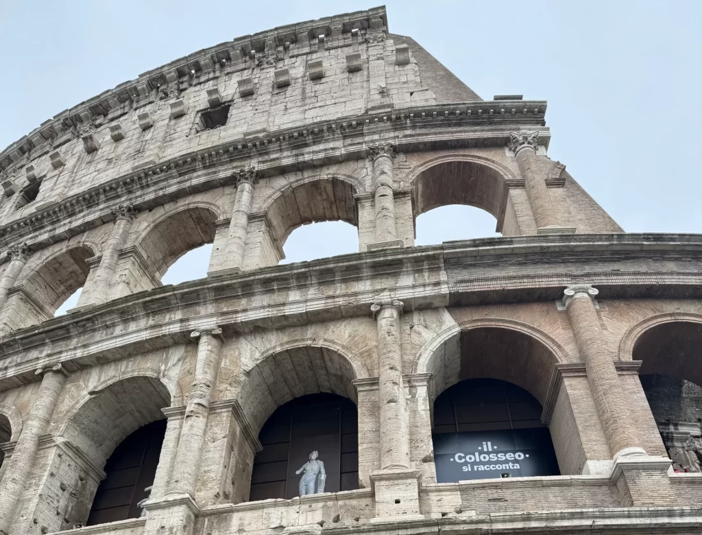 Colosseum Roma văzut din exterior într-o zi însorită