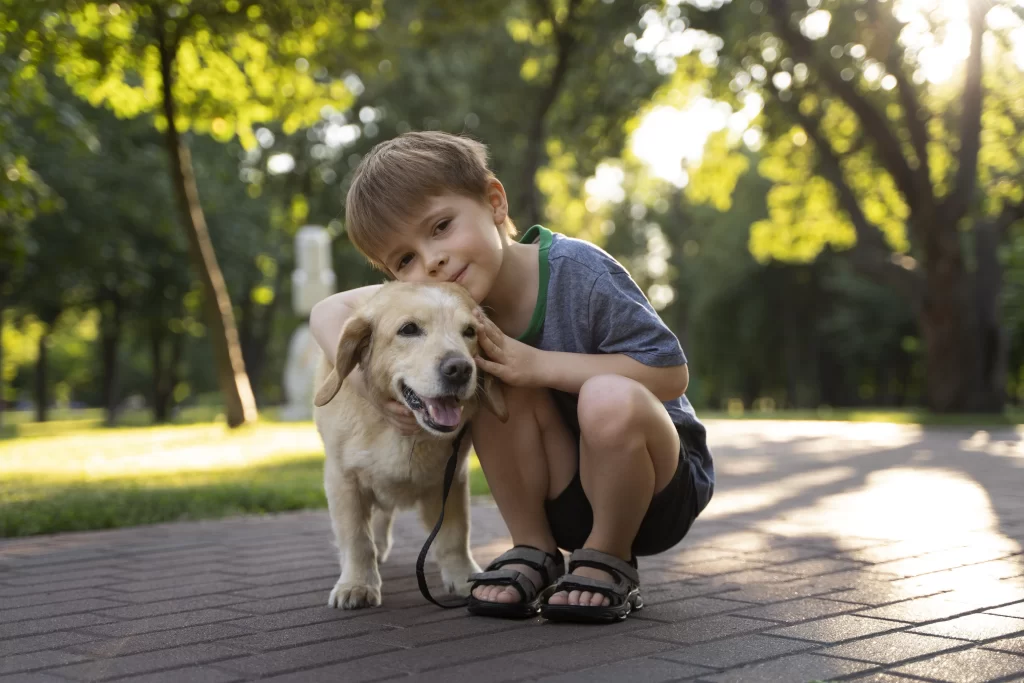 Avantajele și Dezavantajele Unui Animal de Companie pentru Copii: Ce Trebuie să Știi