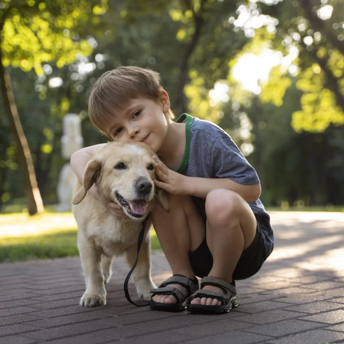 Avantajele și Dezavantajele Unui Animal de Companie pentru Copii: Ce Trebuie să Știi